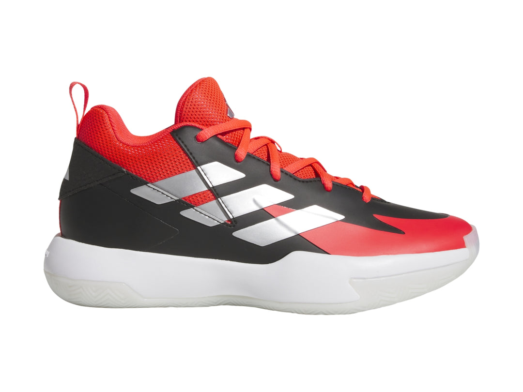 Tenis de baloncesto Adidas en colores rojo y negro con suela blanca y franjas laterales blancas.