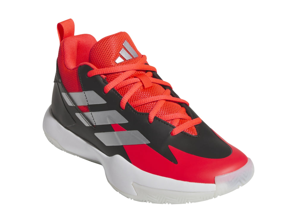 Tenis de baloncesto Adidas en colores rojo y negro con suela blanca y franjas laterales blancas.