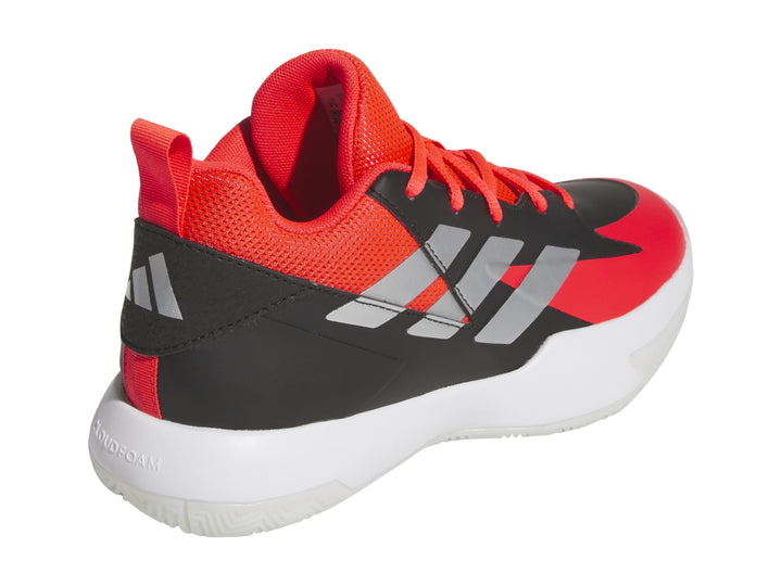 Tenis de baloncesto Adidas en colores rojo y negro con suela blanca y franjas laterales blancas.