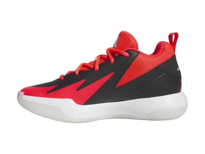 Tenis de baloncesto Adidas en colores rojo y negro con suela blanca y franjas laterales blancas.