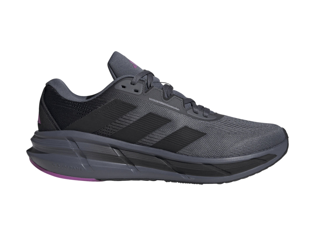 Tenis deportivos Adidas Questar 3 en color gris granito y negro con detalle púrpura en la suela.