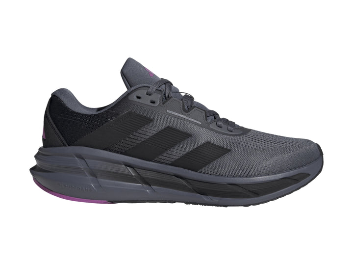Tenis deportivos Adidas Questar 3 en color gris granito y negro con detalle púrpura en la suela.