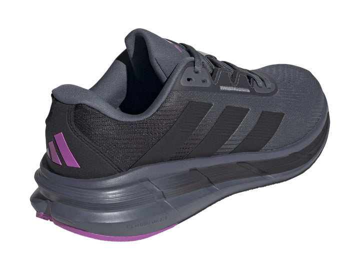 Tenis deportivos Adidas Questar 3 en color gris granito y negro con detalle púrpura en la suela.