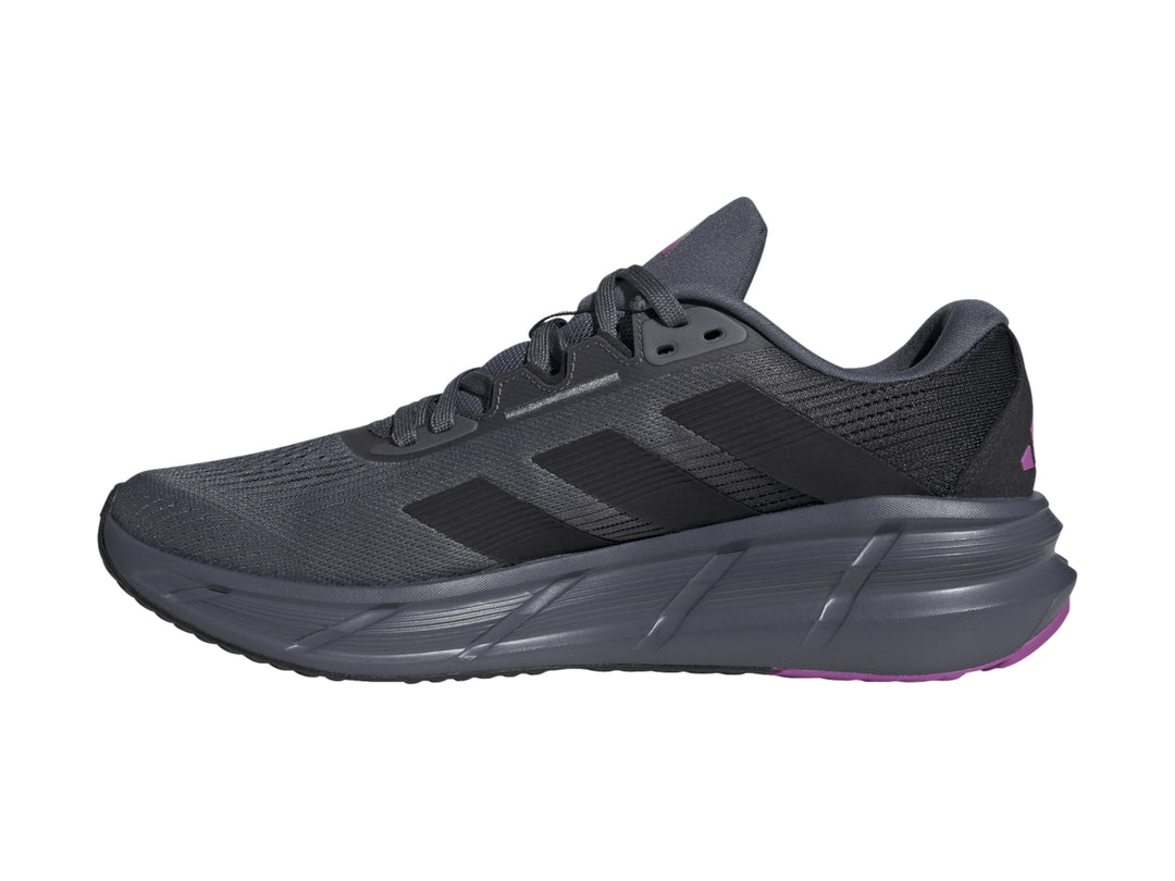 Tenis deportivos Adidas Questar 3 en color gris granito y negro con detalle púrpura en la suela.