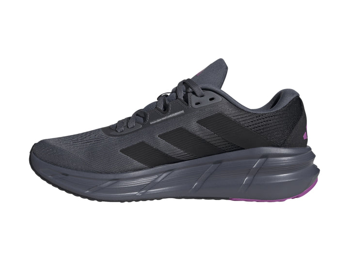 Tenis deportivos Adidas Questar 3 en color gris granito y negro con detalle púrpura en la suela.