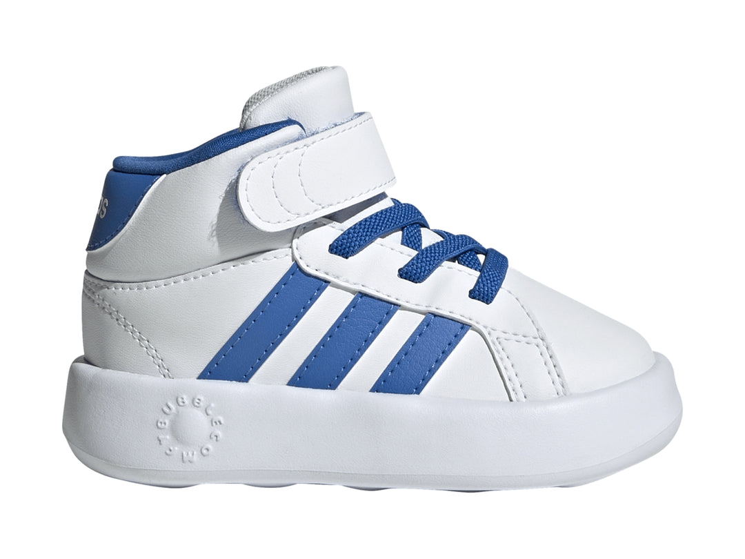 Tenis Adidas Grand Court Mid blancos con rayas y cordones en color azul.