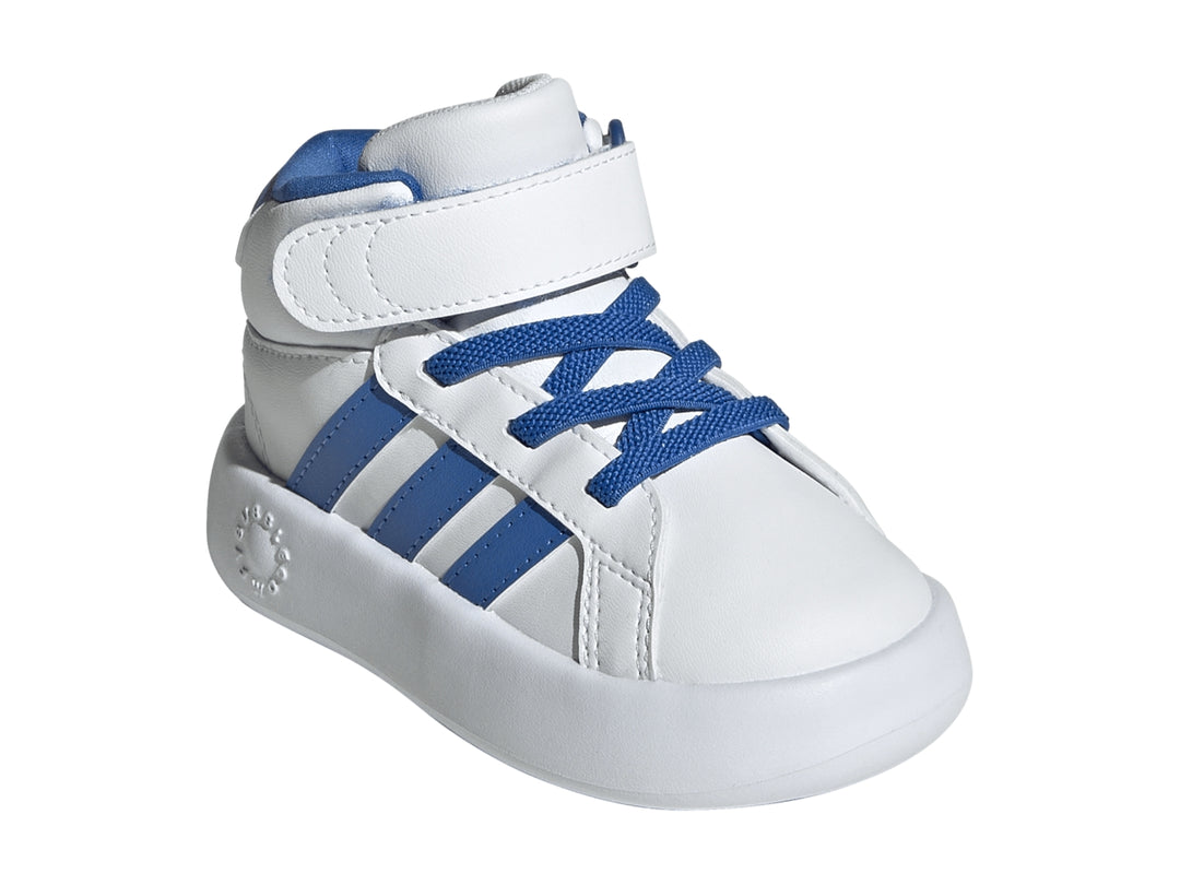 Tenis Adidas Grand Court Mid blancos con rayas y cordones en color azul.