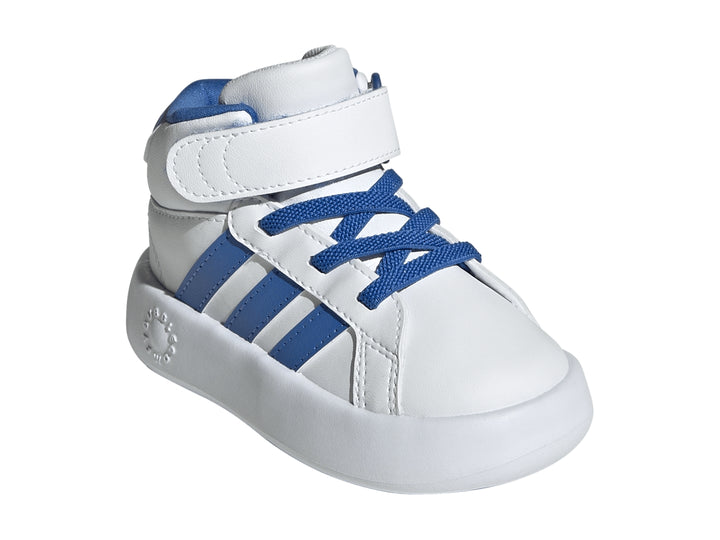 Tenis Adidas Grand Court Mid blancos con rayas y cordones en color azul.