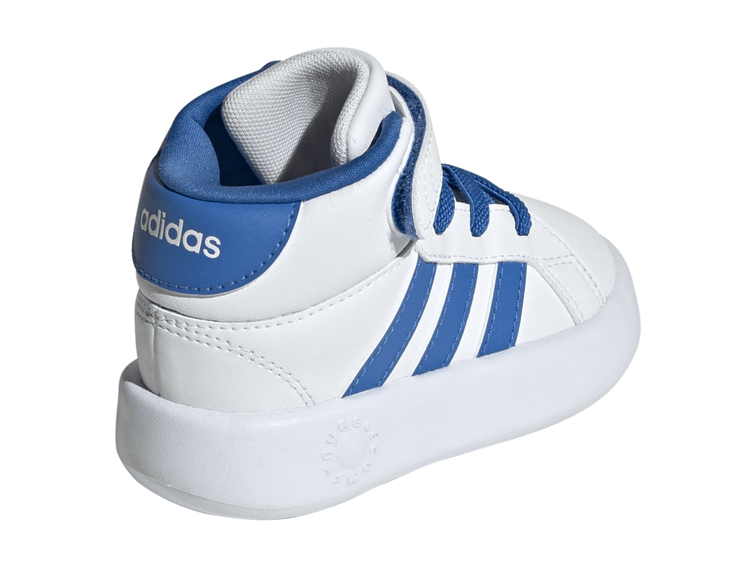 Tenis Adidas Grand Court Mid blancos con rayas y cordones en color azul.