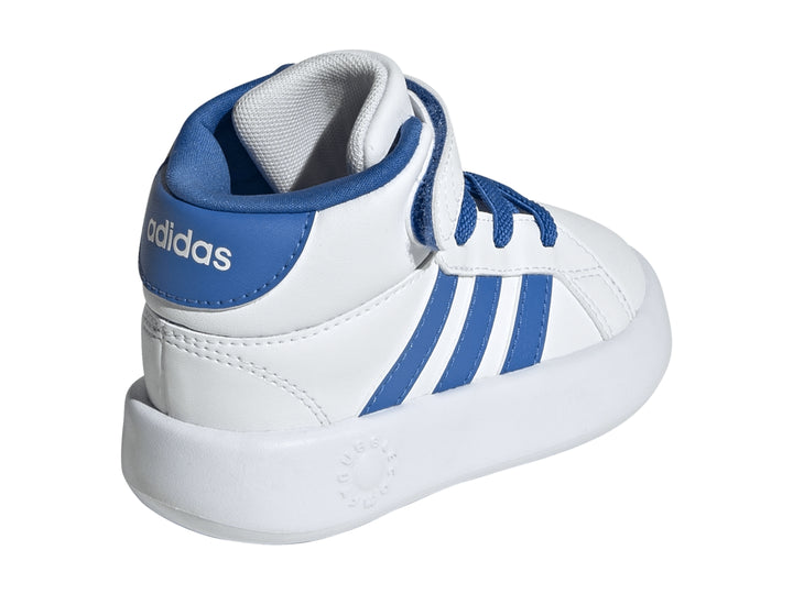 Tenis Adidas Grand Court Mid blancos con rayas y cordones en color azul.