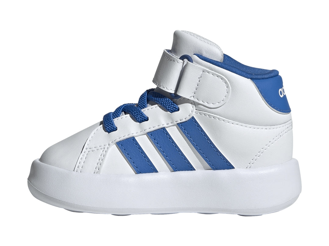 Tenis Adidas Grand Court Mid blancos con rayas y cordones en color azul.