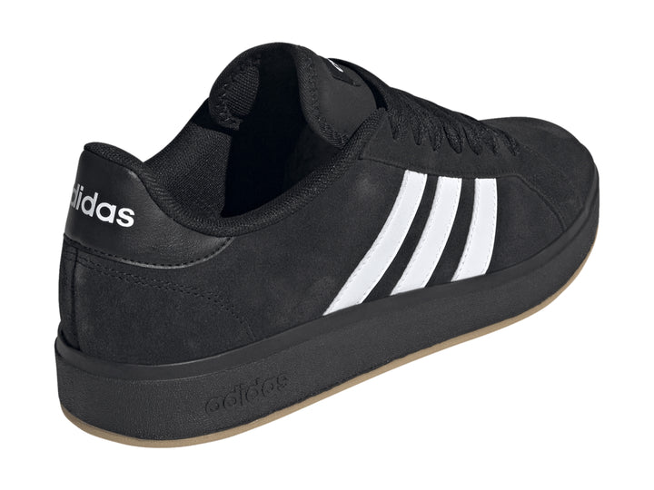 Tenis Adidas Grand Court Base 00s en color negro con tres franjas blancas laterales y suela negra.