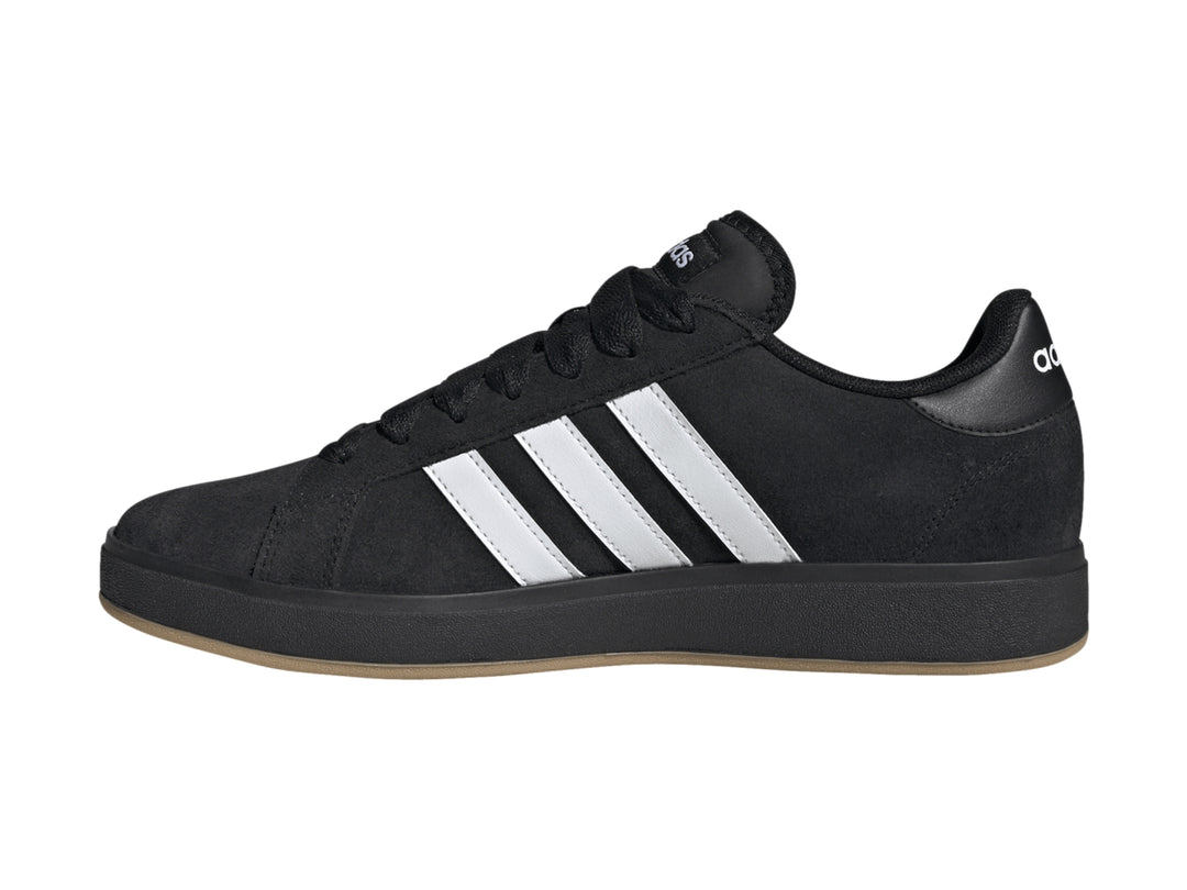 Tenis Adidas Grand Court Base 00s en color negro con tres franjas blancas laterales y suela negra.