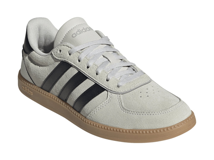 Tenis Adidas Breaknet Sleek en color gris con tres franjas negras y suela color café.