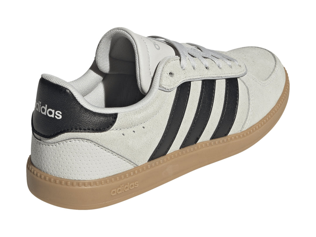 Tenis Adidas Breaknet Sleek en color gris con tres franjas negras y suela color café.