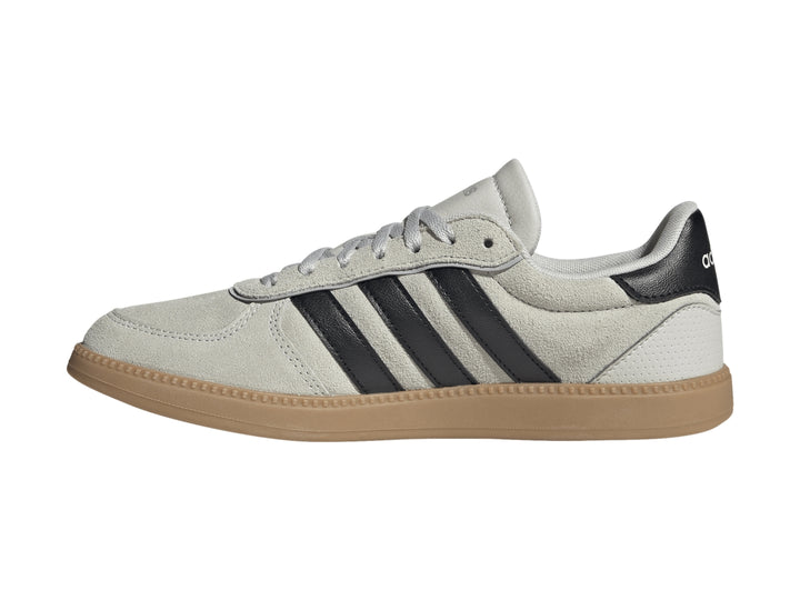 Tenis Adidas Breaknet Sleek en color gris con tres franjas negras y suela color café.