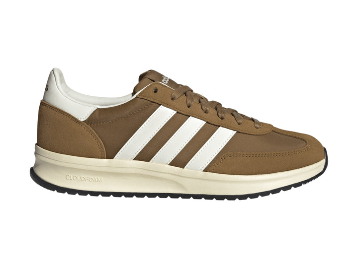 Tenis Adidas Run 72 color marrón con franjas blancas y suela blanca.