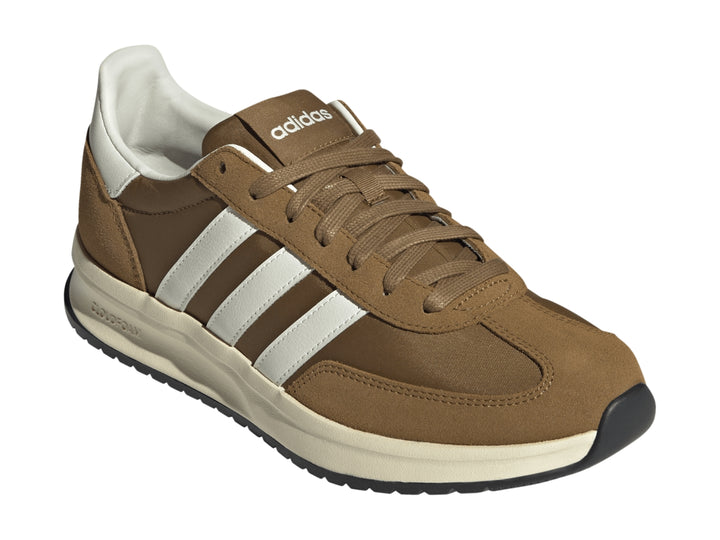 Tenis Adidas Run 72 color marrón con franjas blancas y suela blanca.