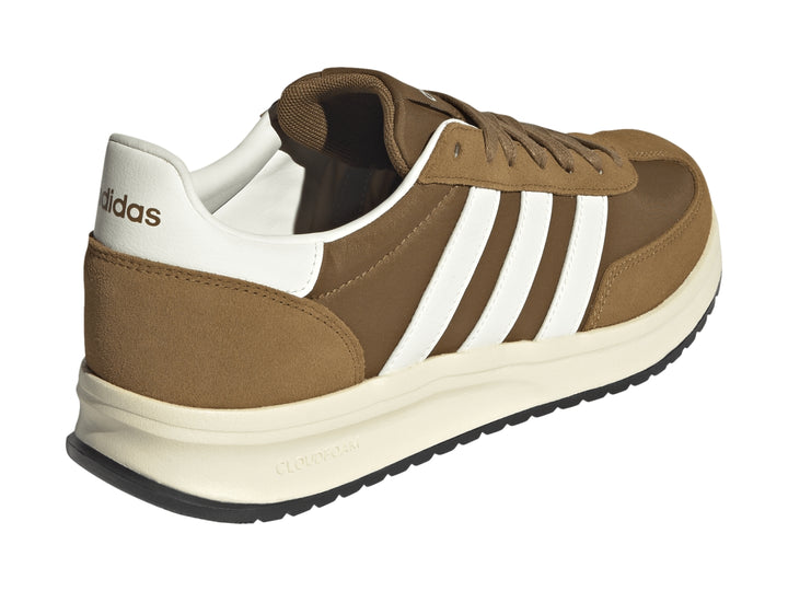 Tenis Adidas Run 72 color marrón con franjas blancas y suela blanca.