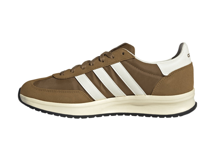 Tenis Adidas Run 72 color marrón con franjas blancas y suela blanca.