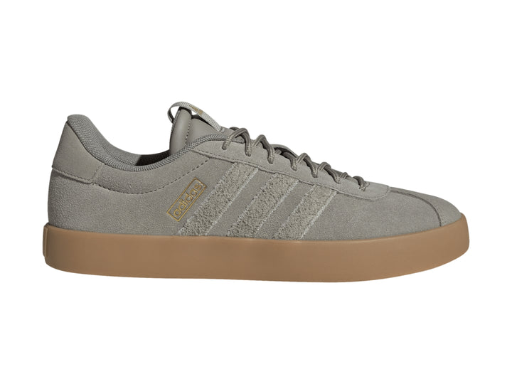 Tenis Adidas VL Court 3.0 color gris con suela color café.