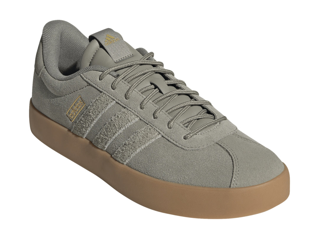 Tenis Adidas VL Court 3.0 color gris con suela color café.