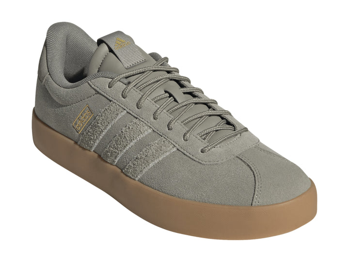 Tenis Adidas VL Court 3.0 color gris con suela color café.