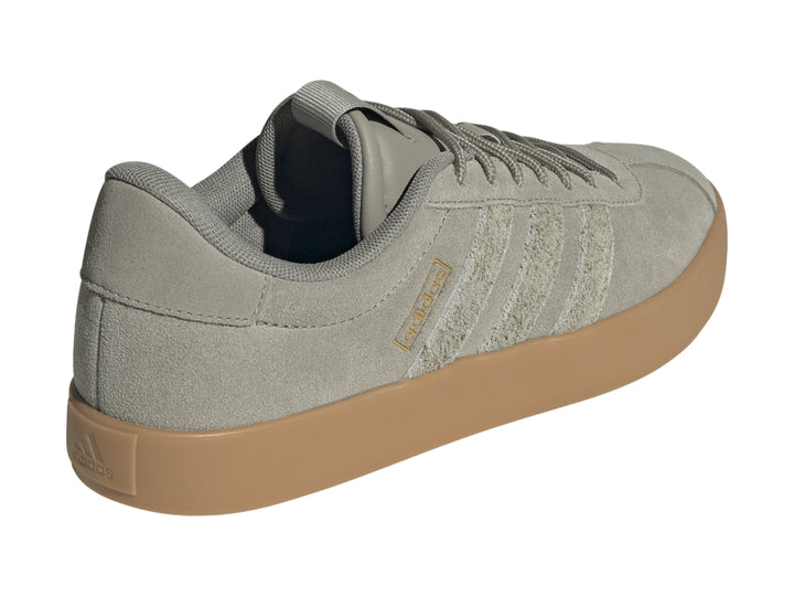 Tenis Adidas VL Court 3.0 color gris con suela color café.