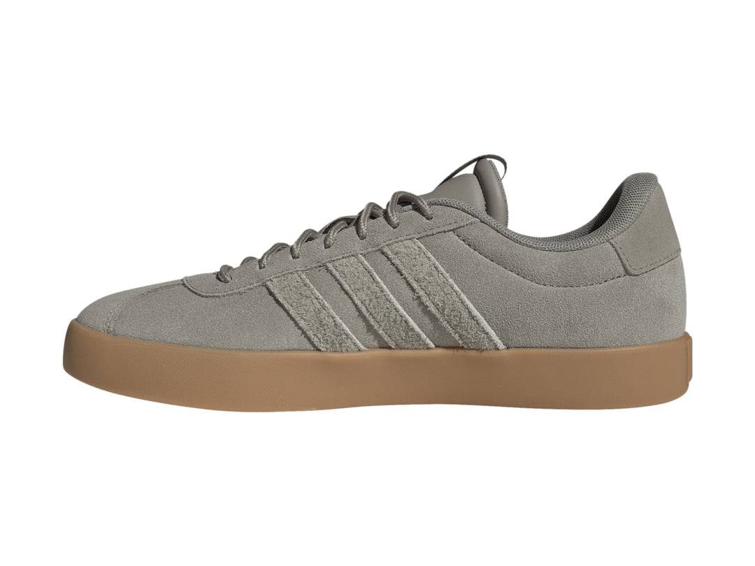Tenis Adidas VL Court 3.0 color gris con suela color café.