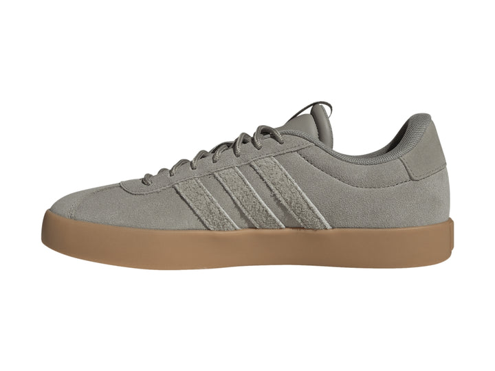 Tenis Adidas VL Court 3.0 color gris con suela color café.