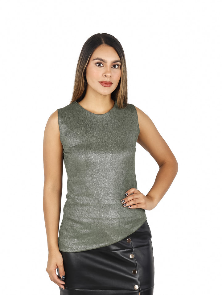 Blusa sin mangas color verde metálico con corte asimétrico.