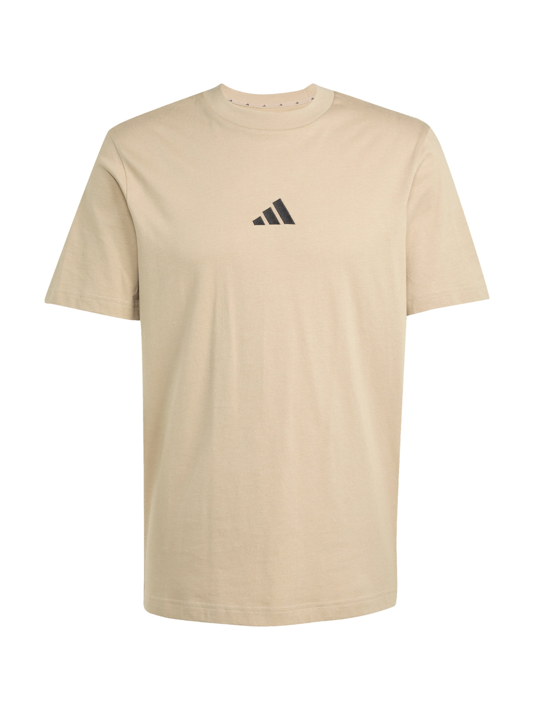 Hombre vistiendo playera Adidas color arena con logo negro en el pecho.