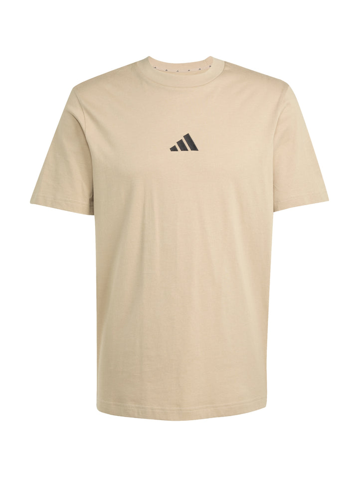 Hombre vistiendo playera Adidas color arena con logo negro en el pecho.