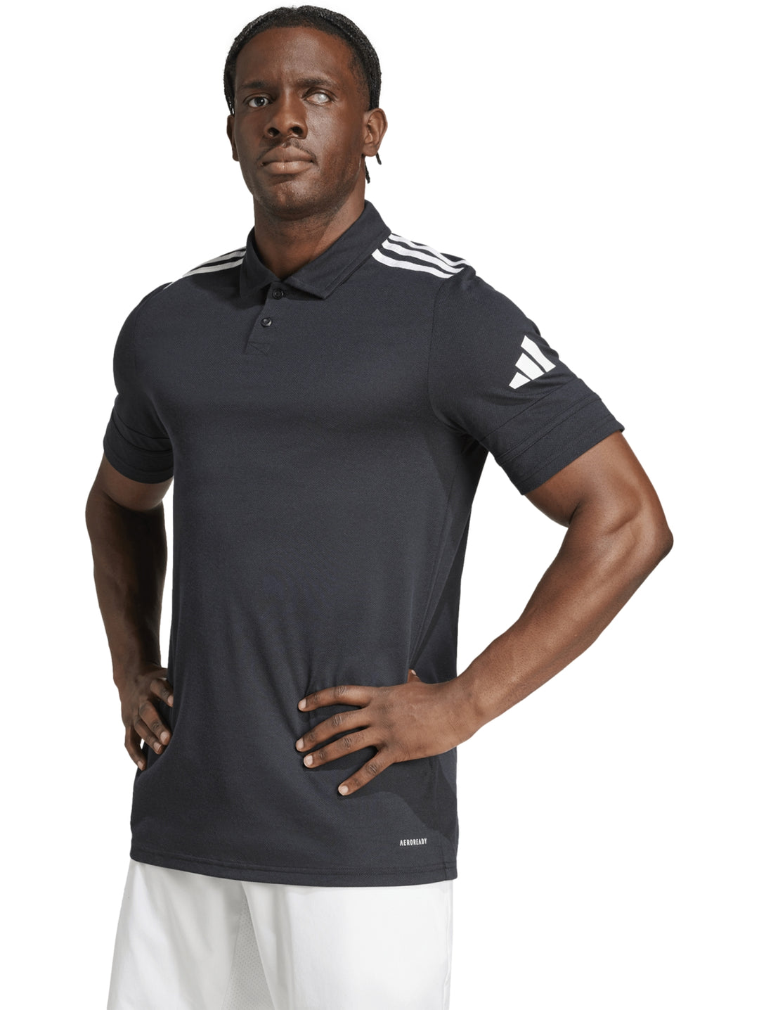Hombre vistiendo polo deportivo Adidas color negro con detalles blancos en hombros y manga.