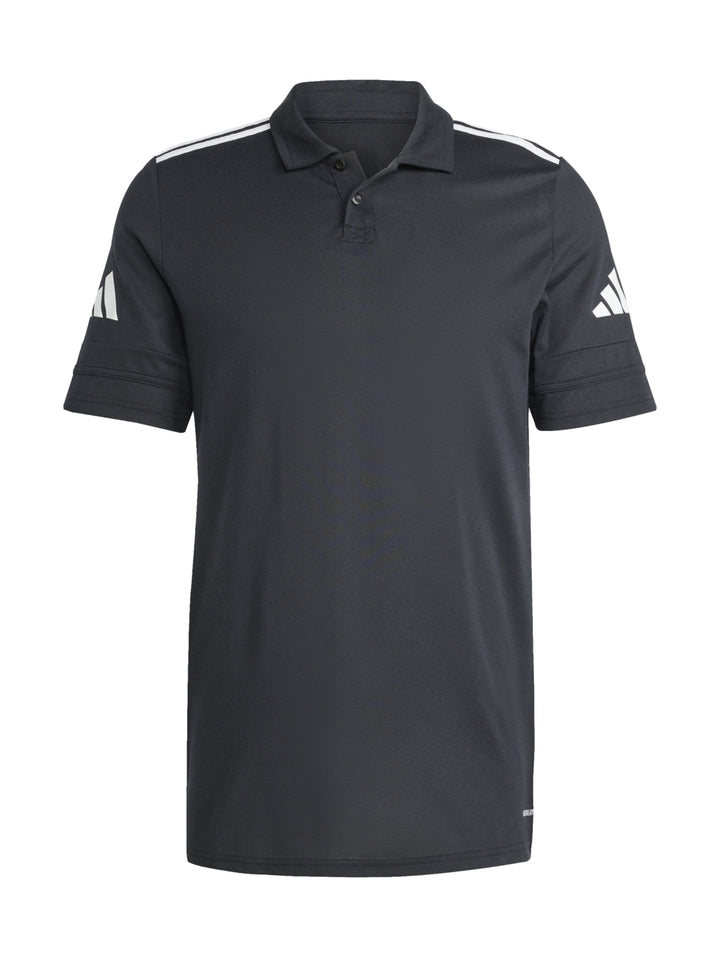 Hombre vistiendo polo deportivo Adidas color negro con detalles blancos en hombros y manga.