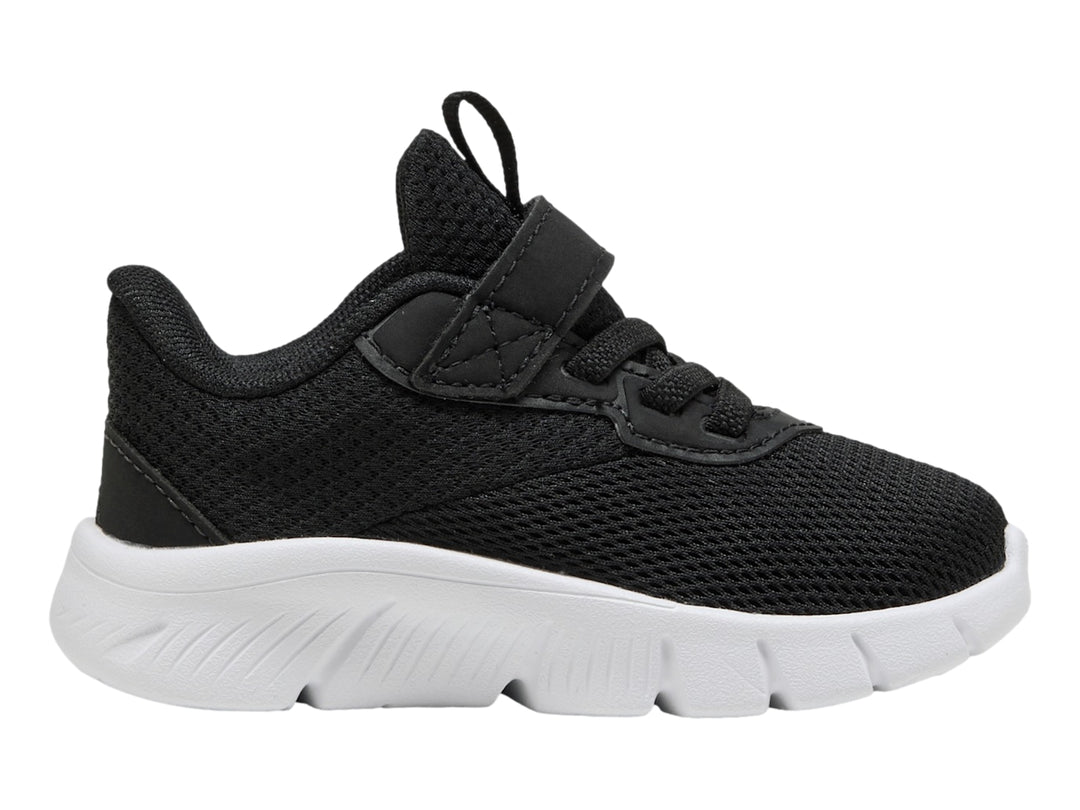 Tenis PUMA infantiles color negro con suela blanca y correa de velcro.