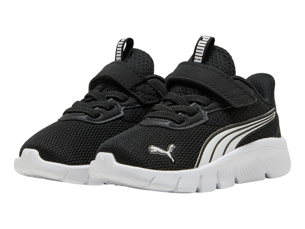 Tenis PUMA infantiles color negro con suela blanca y correa de velcro.