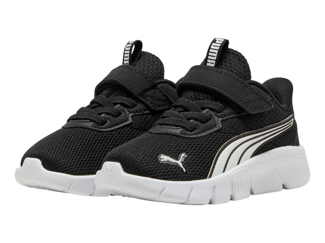 Tenis PUMA infantiles color negro con suela blanca y correa de velcro.