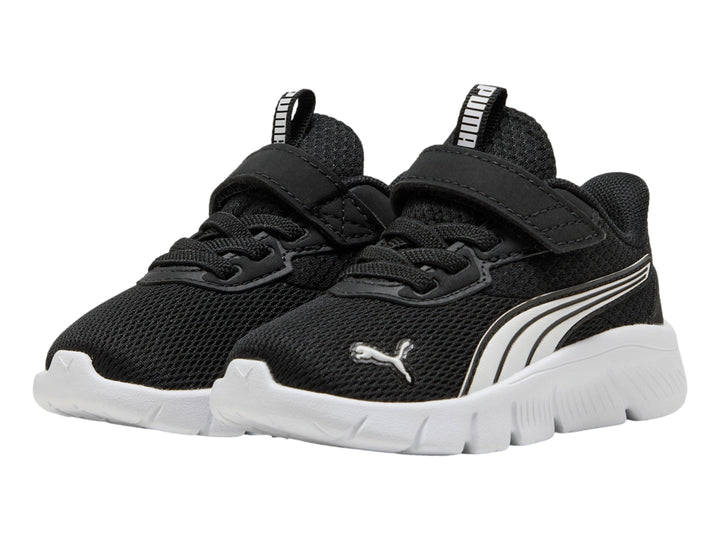 Tenis PUMA infantiles color negro con suela blanca y correa de velcro.