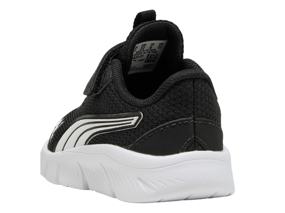 Tenis PUMA infantiles color negro con suela blanca y correa de velcro.
