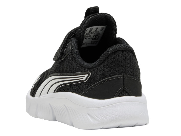 Tenis PUMA infantiles color negro con suela blanca y correa de velcro.