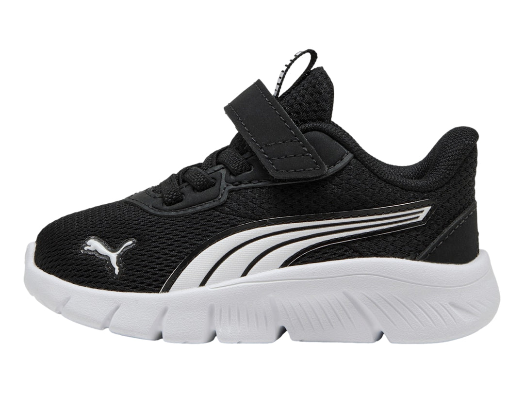 Tenis PUMA infantiles color negro con suela blanca y correa de velcro.