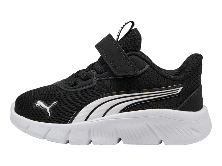 Tenis PUMA infantiles color negro con suela blanca y correa de velcro.