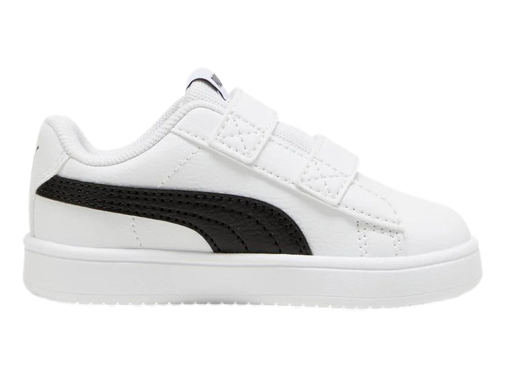 Tenis PUMA blancos para niño con franja negra lateral y cierre de velcro.