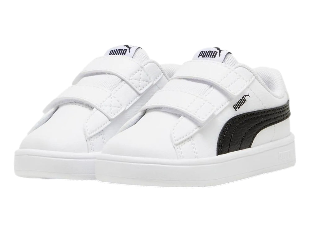 Tenis PUMA blancos para niño con franja negra lateral y cierre de velcro.