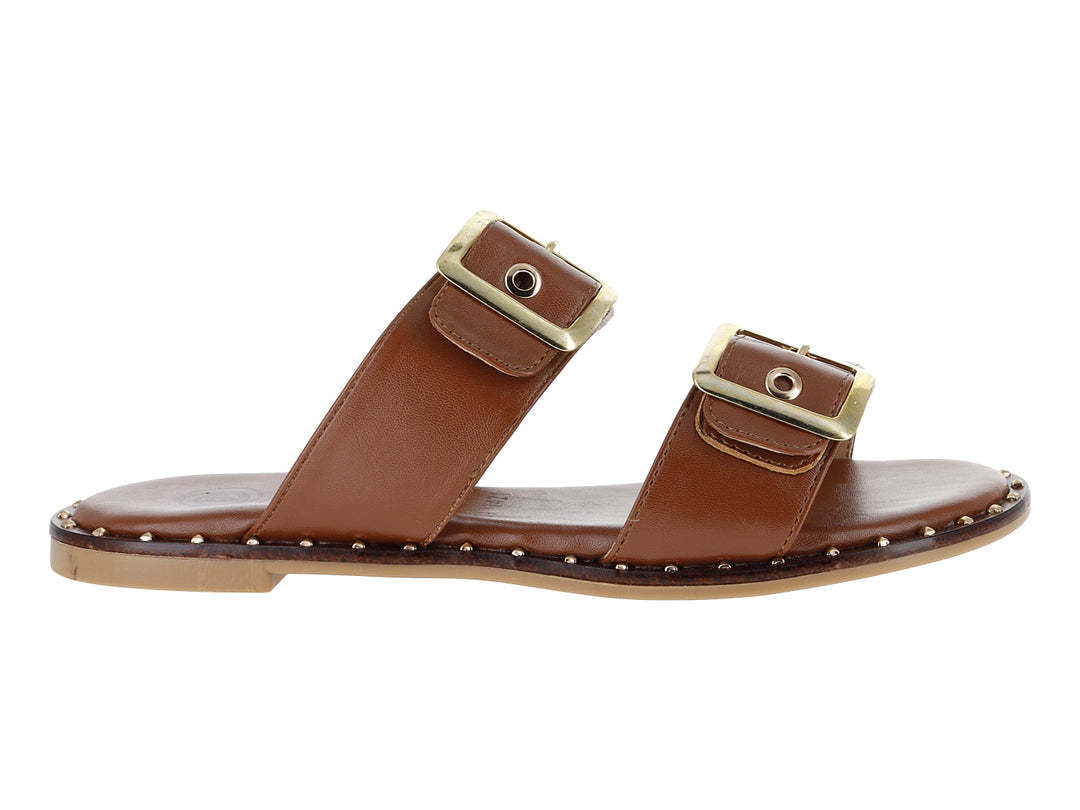 Sandalias color tan con dos correas, hebillas doradas y detalles de estoperoles en la suela.