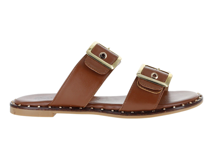 Sandalias color tan con dos correas, hebillas doradas y detalles de estoperoles en la suela.