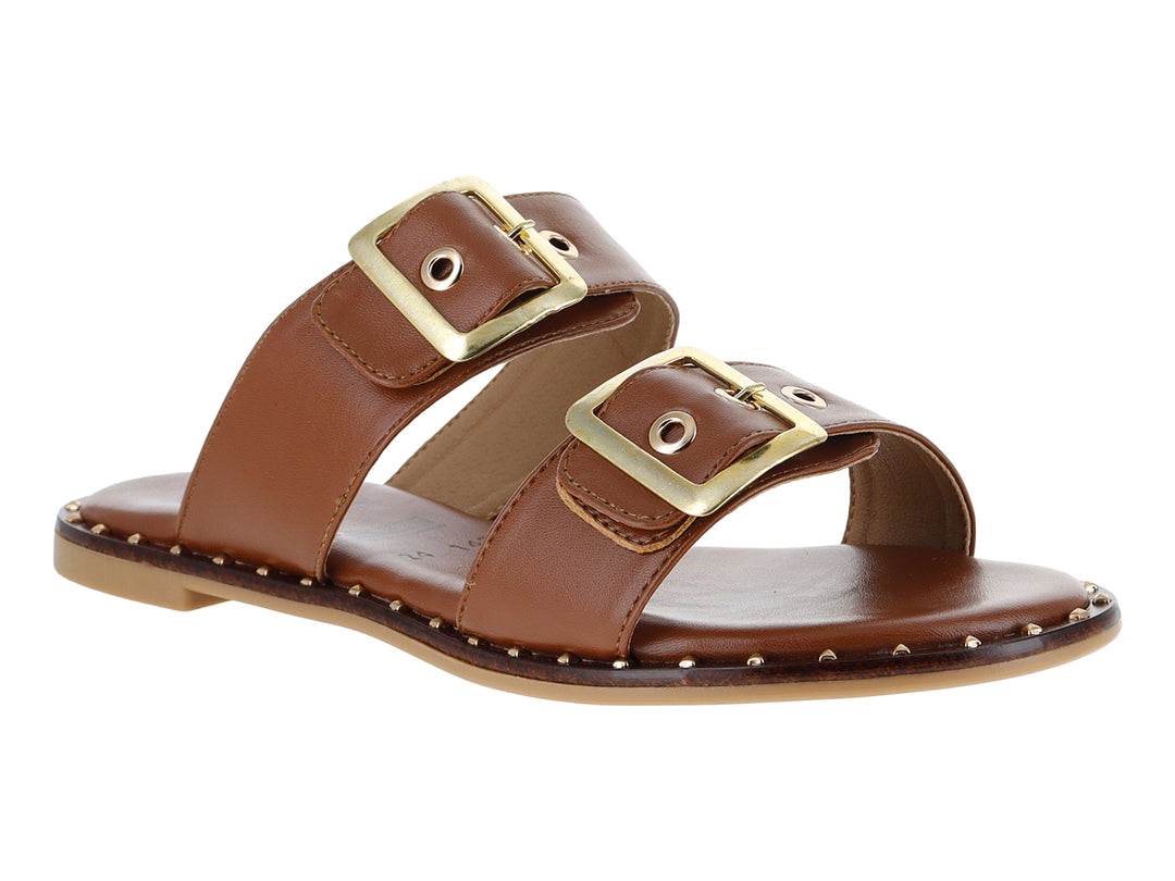 Sandalias color tan con dos correas, hebillas doradas y detalles de estoperoles en la suela.
