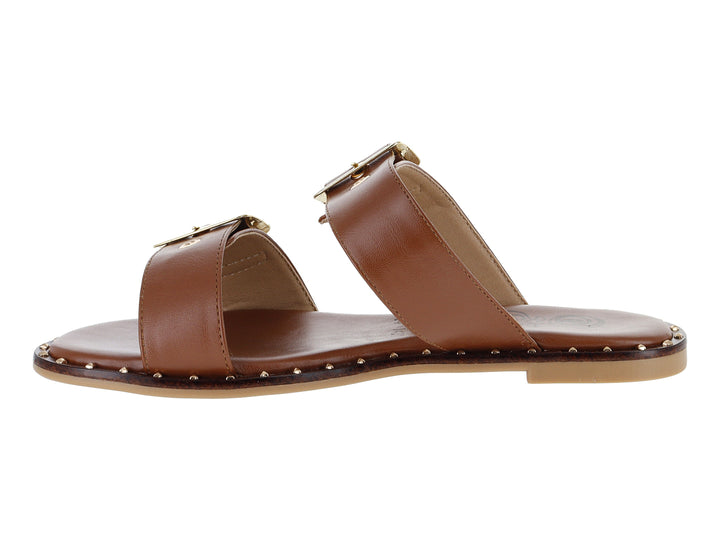Sandalias color tan con dos correas, hebillas doradas y detalles de estoperoles en la suela.