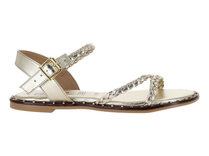 Sandalia plana color oro con tiras trenzadas y hebilla ajustable.